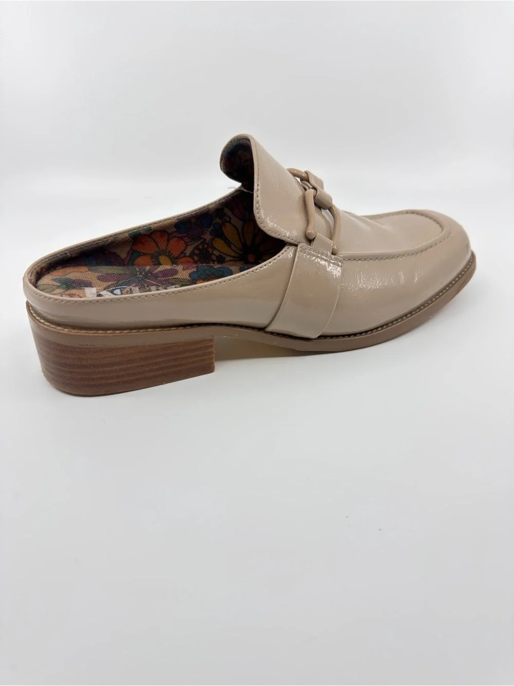 These Korks Laporte patent loafers feature a square toe and a block heel. SZ 10